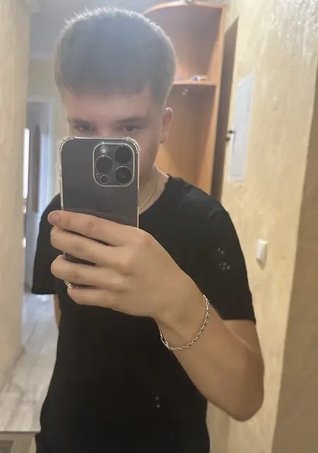 Влад з Червонограда, мені 18 років, познайомлюсь для дружби