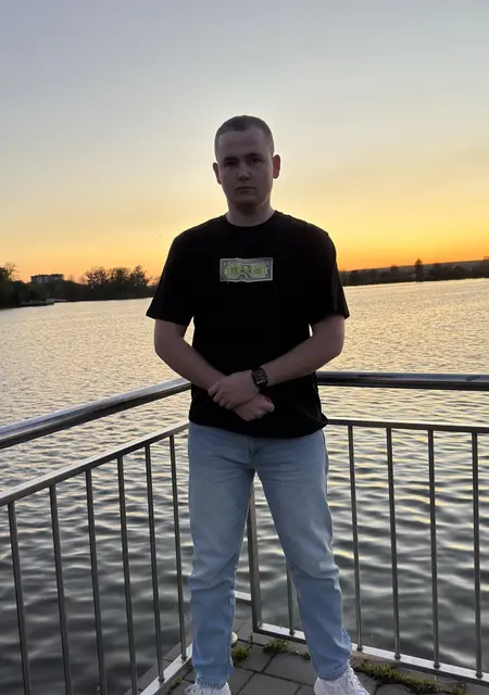 Я Максим, 20 років, знайомлюсь без зобов'язань у Івано-Франківськ