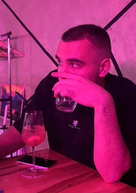 Данил з Новомосковськ, мені 20 років, познайомлюсь на одну ніч