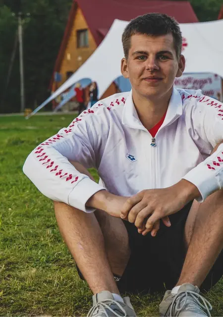 Я Віталій, 19 років, знайомлюсь для постійних стосунків у Хмельницькому