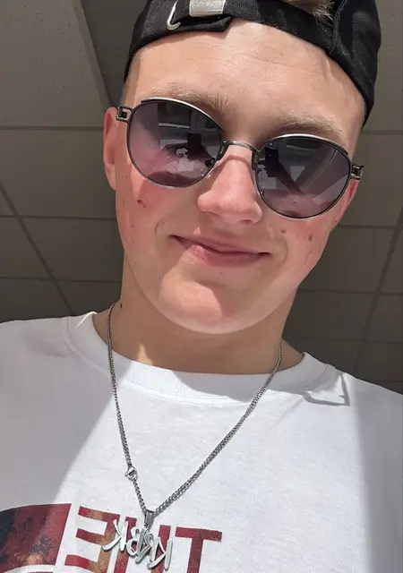 Денис з Одеси, мені 18 років, познайомлюсь для вірт