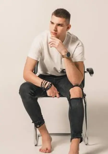 Тарас из Львова, мне 18, познакомлюсь без обязательств