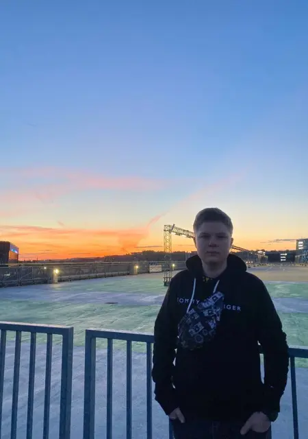 Вова з Кам'янського, мені 19 років, познайомлюсь для постійних стосунків