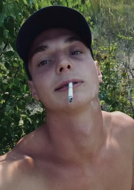 Андрій з Мукачева, мені 19 років, познайомлюсь на одну ніч