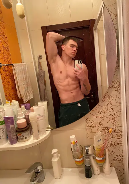 Я Максим, 21 років з Кривого Рогу, шукаю знайомства без зобов'язань