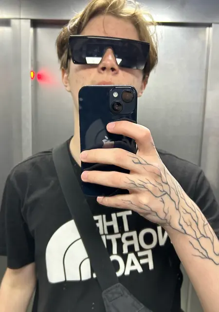 Я Андрей, 18 років з Чернігова, шукаю знайомства на одну ніч