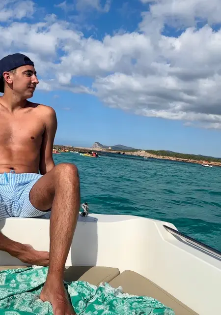 Soy Dani, 26 años de Leganés, busco conocer gente para relación sin ataduras