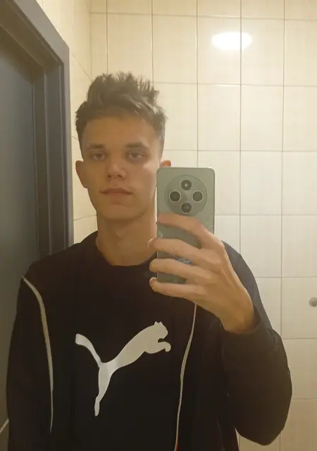 Я Илья, 18 років з Кременчука, шукаю знайомства на одну ніч