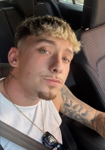 Soy Adrian, 24 años de Granada, busco conocer gente para relación sin ataduras