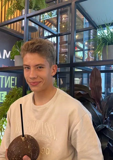 Я Иван, 18, из Анкары, ищу знакомства без обязательств