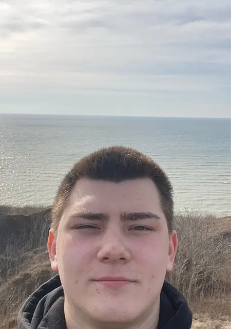 Я Максим, 20 років, знайомлюсь без зобов'язань у Миколаєві