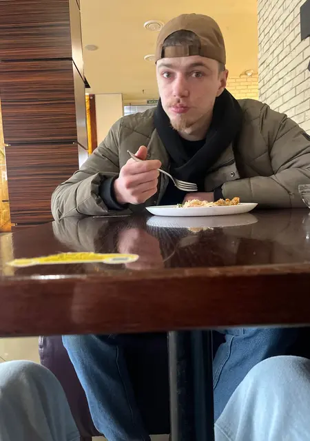 Я Михайло, 21 років, знайомлюсь на одну ніч у Львові