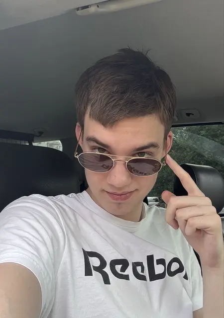 Я Михаил, 18 років з Запоріжжя, шукаю знайомство для постійних стосунків