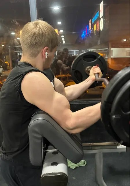 Dima de Madrid, tengo 21 años, listo para conocer para pasatiempo agradable