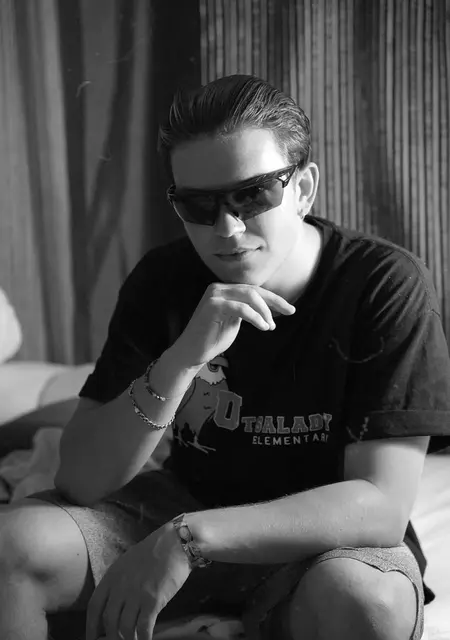 Я Артем, 20 років з Києва, шукаю знайомства без зобов'язань