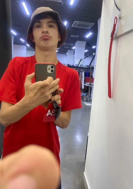 Я Максим, 21, из Черновцов, ищу знакомство для постоянных отношений