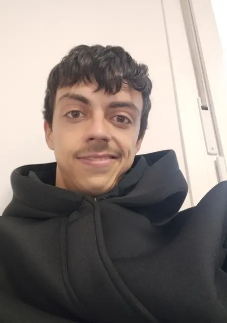 Soy Hugo, 22 años, conociéndome para relación sin ataduras en Ciudad Real