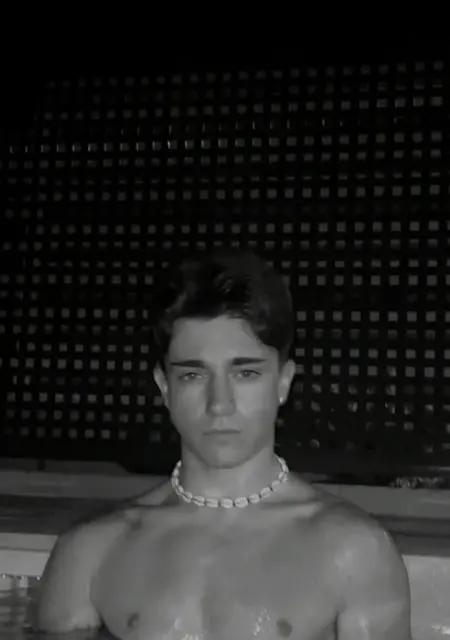 Alex de Torrevieja, tengo 18 años, listo para conocer para conversación virtual