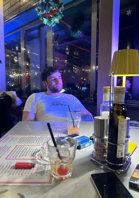 Я Alexandru, 25, знакомлюсь для постоянных отношений в Брашове