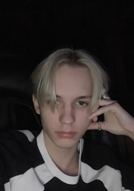 Ваня з Чернігова, мені 20 років, познайомлюсь для вірт