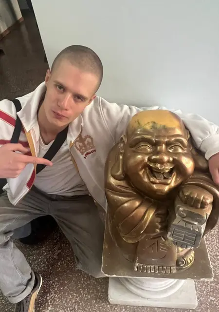 Я Егор, 19 років з Донецька, шукаю знайомства без зобов'язань