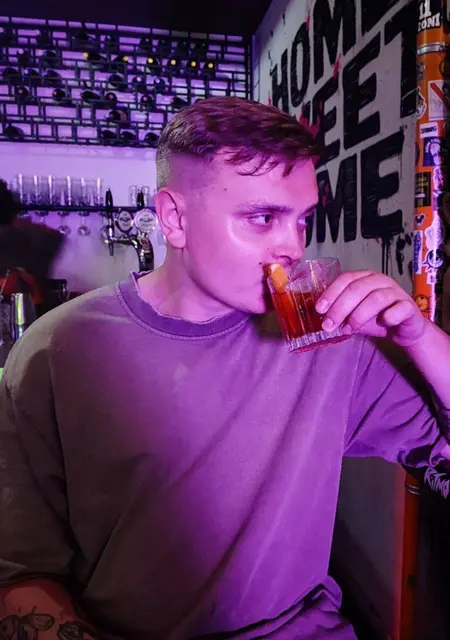 Олександр из Киева, мне 26, познакомлюсь для приятного времяпровождения