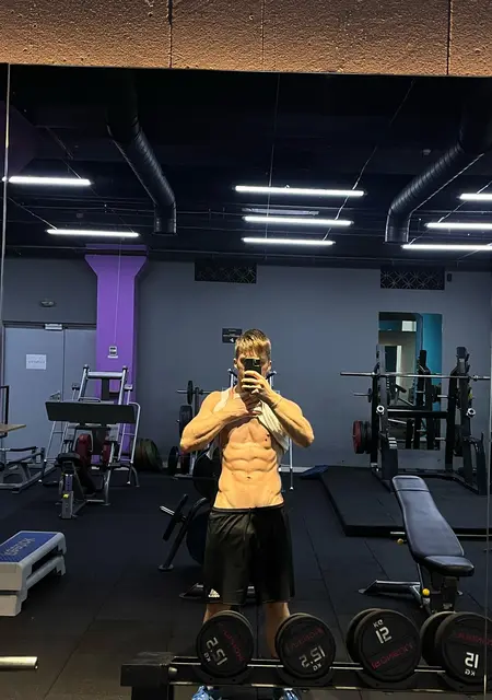 Я Артем, 19 років з Рівного, шукаю знайомства без зобов'язань