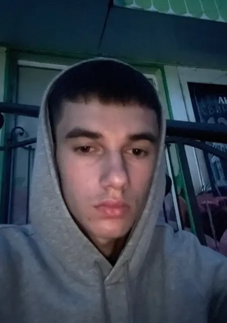 Я Sasha, 19 років з Ужгорода, шукаю знайомства без зобов'язань