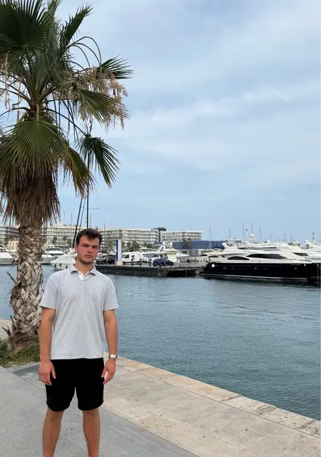 Soy Artem, 19 años, conociéndome para chatear en Torrevieja