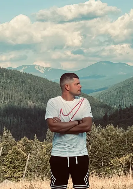 Я Олег, 28, из Ужгорода, ищу знакомства без обязательств