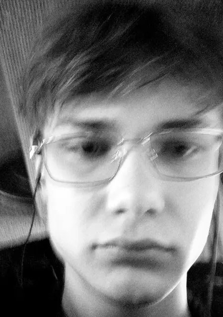 Я Макс, 19 років з Кременчука, шукаю знайомства без зобов'язань