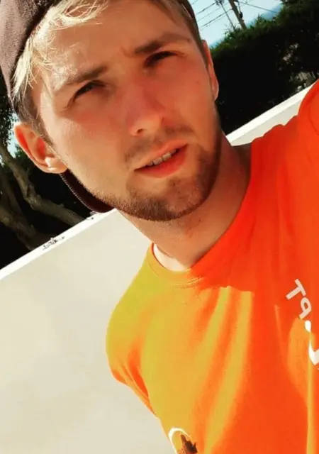 Я Артем, 32 років з Мелітополя, шукаю знайомства без зобов'язань