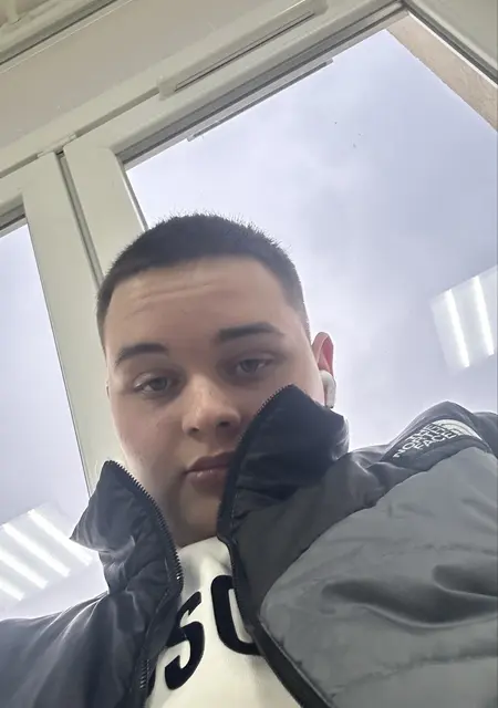 Я Назар, 18 років, знайомлюсь без зобов'язань у Львові