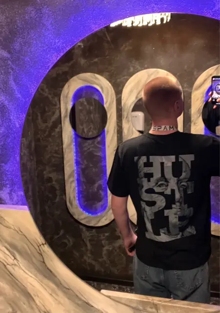 Олександр з Кременчука, мені 19 років, познайомлюсь для приємного проведення часу