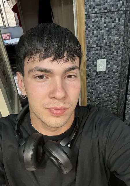 Javier de Santa Cruz de Tenerife, tengo 22 años, listo para conocer para relación abierta