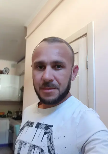 Я Богдан, 39, знакомлюсь на одну ночь в Ромни