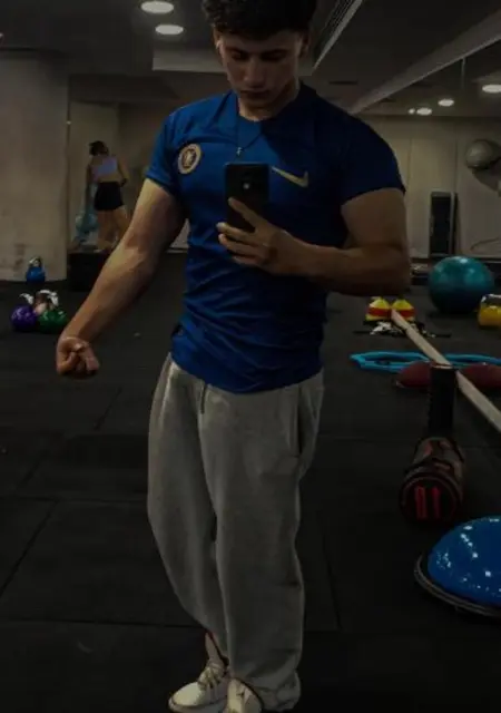 Я Fayss, 20, из Мадрида, ищу знакомства на одну ночь