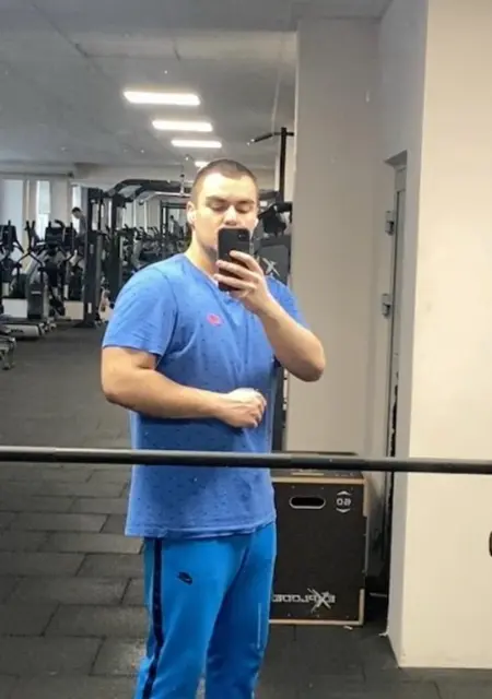 Я Dmytro, 21 років з Черкас, шукаю знайомства на одну ніч