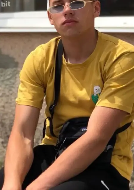 Я Євген, 19 років з Ужгорода, шукаю знайомство для приємного проведення часу