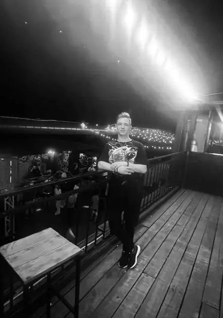 Soy Zakhar, 21 años de Zaragoza, busco conocer gente para lío de una noche