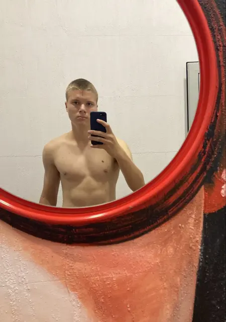 Илья из Днепра, мне 18, познакомлюсь без обязательств