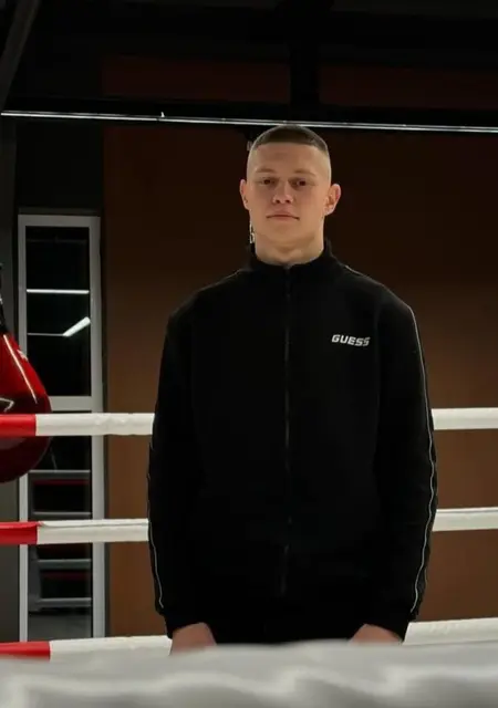 Soy Maksim, 19 años de Zaragoza, busco conocer gente para conversación virtual