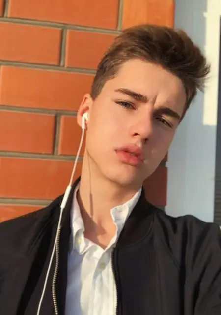 Я Максим, 19 років з Донецька, шукаю знайомства без зобов'язань