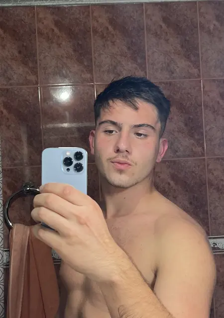 Soy Alejandro, 21 años de Santa Cruz de Tenerife, busco conocer gente para chatear