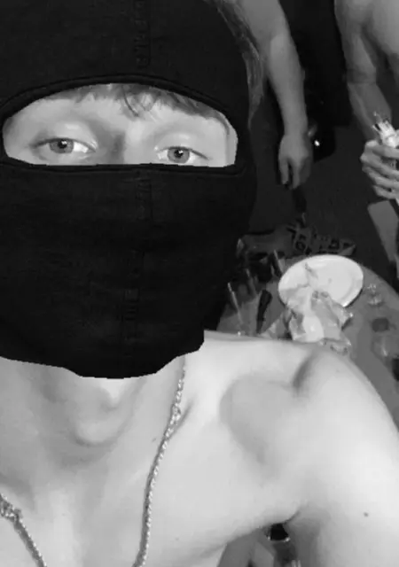 Артем з Ужгорода, мені 18 років, познайомлюсь для вірт