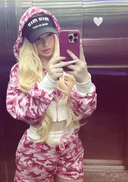 Я Вика, 19 років з Київ, шукаю знайомство для спілкування