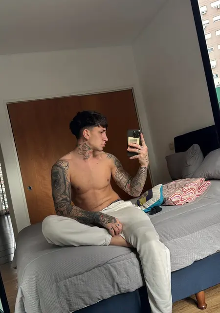 Я Carlitoshhhh, 31, из Кослада, ищу знакомства на одну ночь