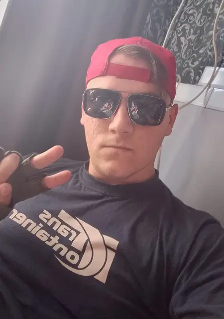 Я Виталий, 18 років з Мелітополя, шукаю знайомство для дружби