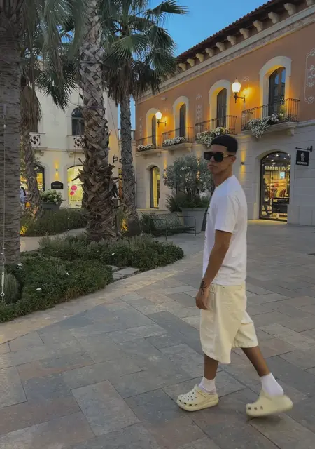 Soy Rodri, 22 años, conociéndome para chatear en Barcelona