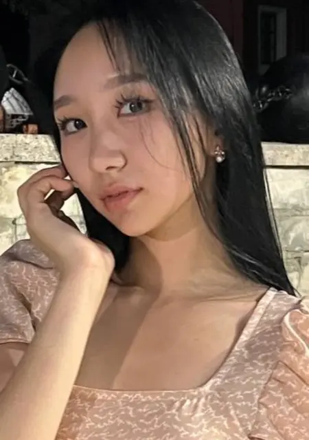 Я Женя, 20 років з Донецька, шукаю знайомства без зобов'язань